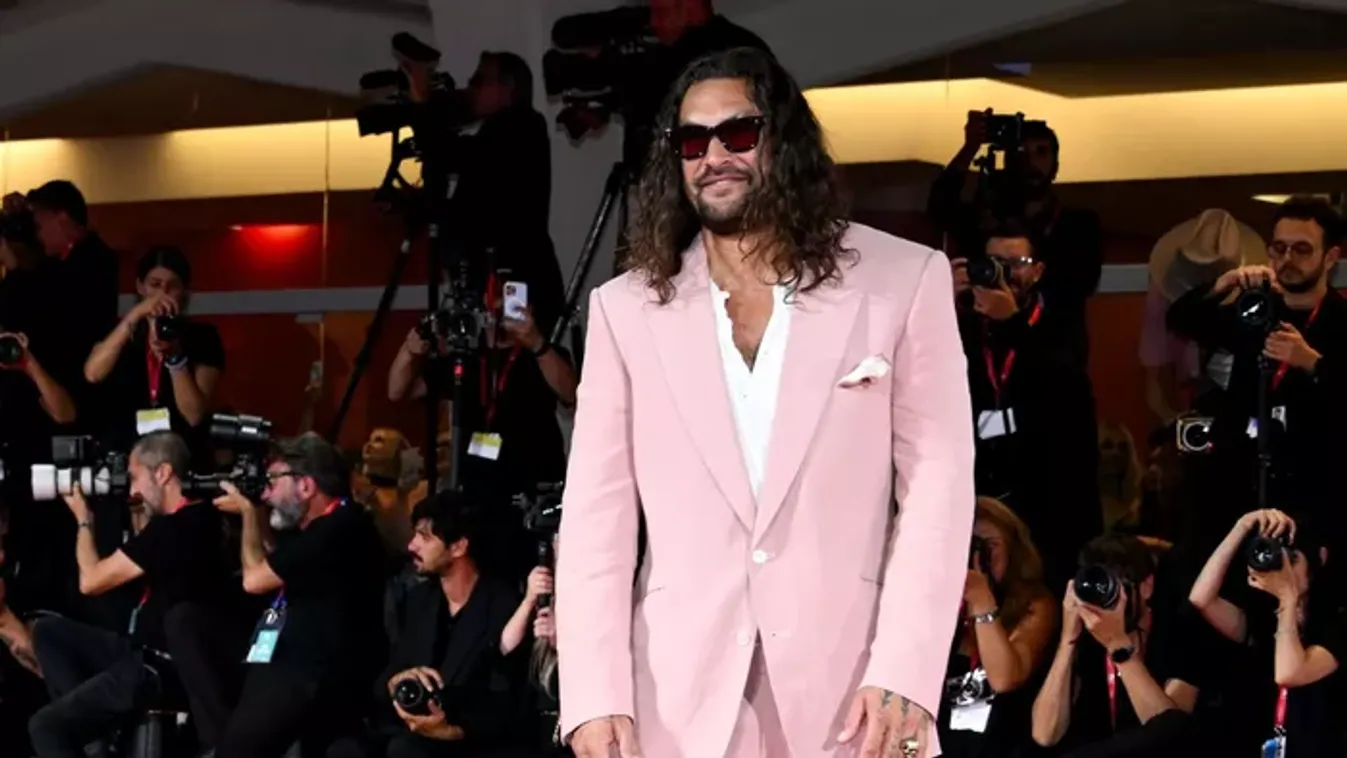 Jason Momoa talpig rózsaszínben, férfiakat csókolgatva toppant be Velence vörös szőnyegére – Fotók!