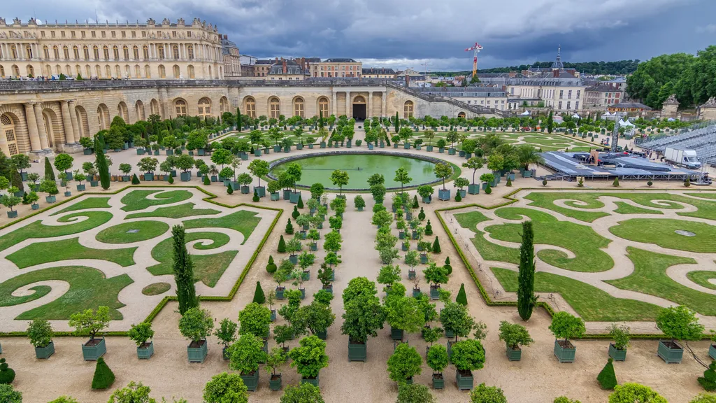 A versailles-i kastély elképesztő barokk kertjei épp olyan fontosak voltak, mint aga a kastély: ünnepségeket, bálokat, színdarabokat rendeztek itt.