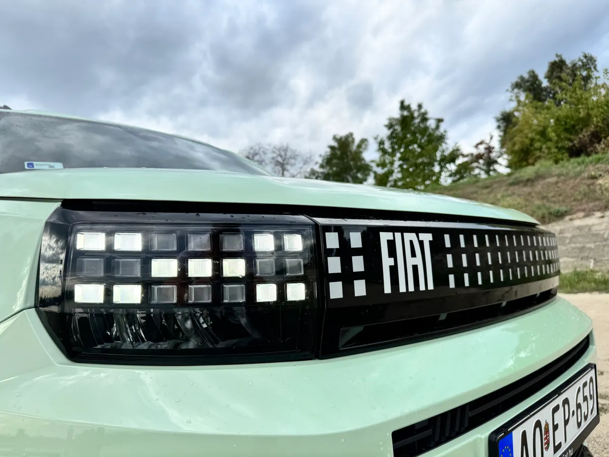 Fiat Grande Panda Hybrid orr része közelről fotózva