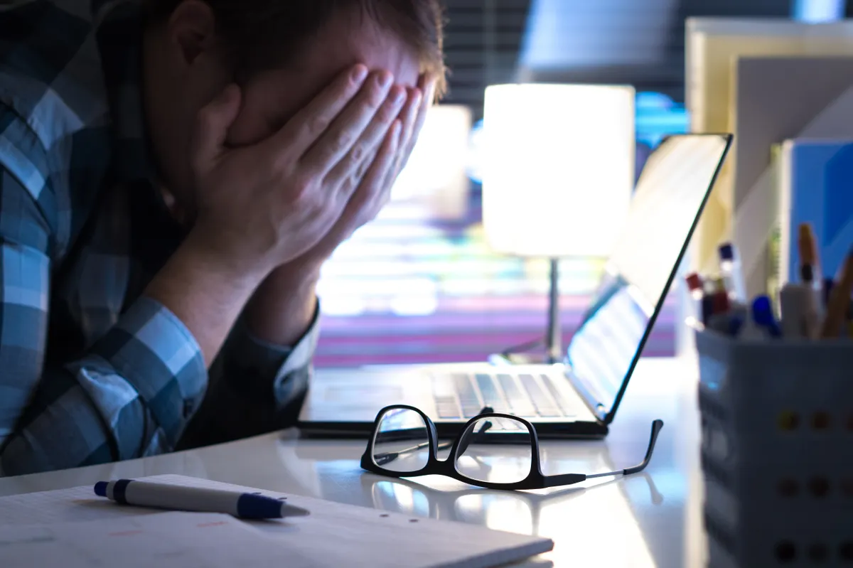 4 napos munkahét stresszes férfi a munkában.