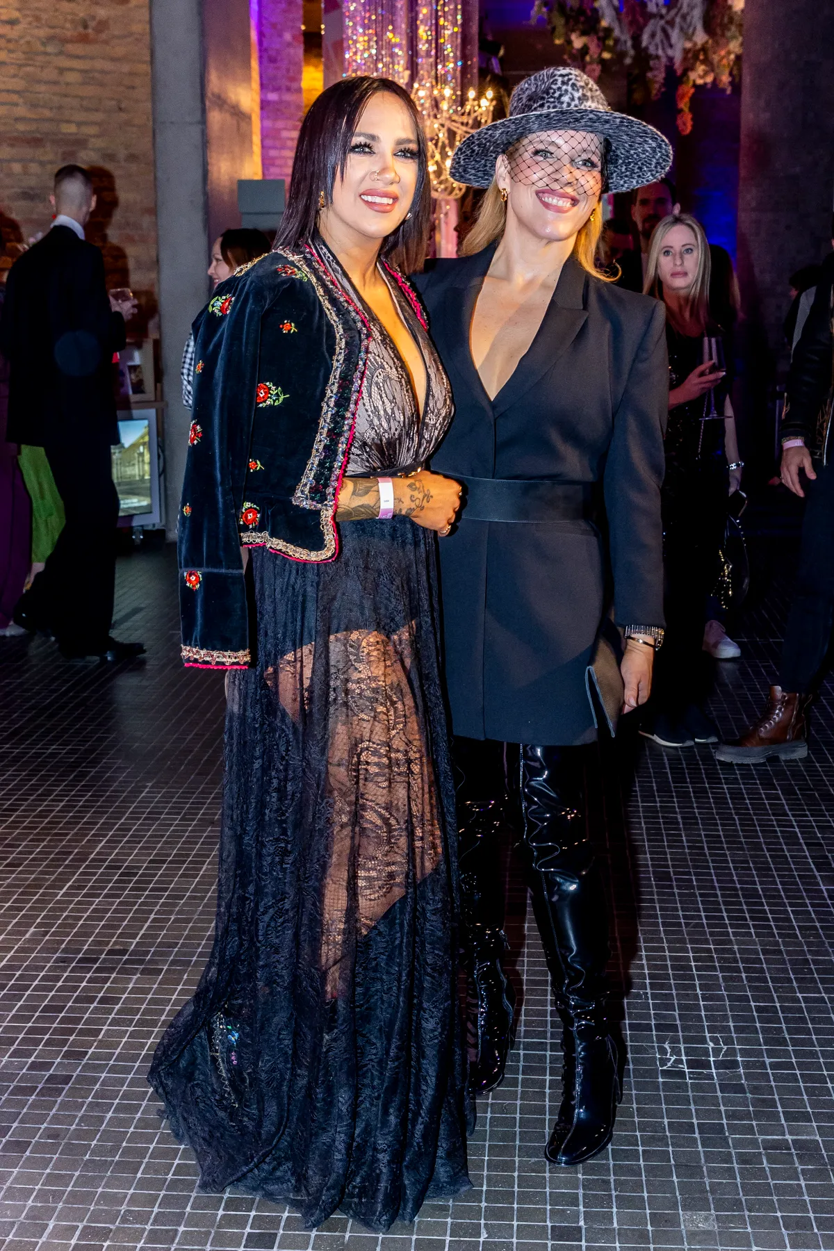 Tóth Gabi nővére, Tóth Vera nem egyszer forgalmazott meg kritikát húgáról.