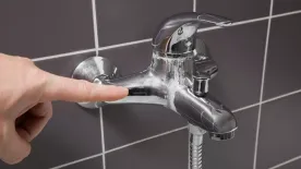 Ezzel az egyszerű trükkel pillanatok alatt eltüntetheted a vízkövet a fürdőből