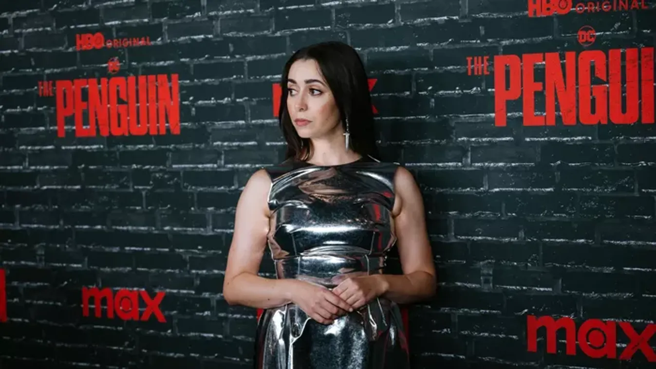 Fájdalmasan kínos zakó az Emmy-gálán: Cristin Milioti óriásit esett a díjjával a kezében – Videón a borulás