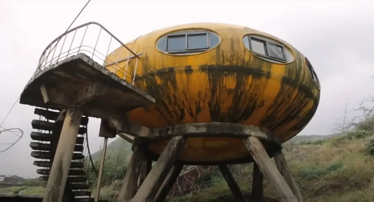 Urbex fotón a Sanzhi UFO-házak egyike
