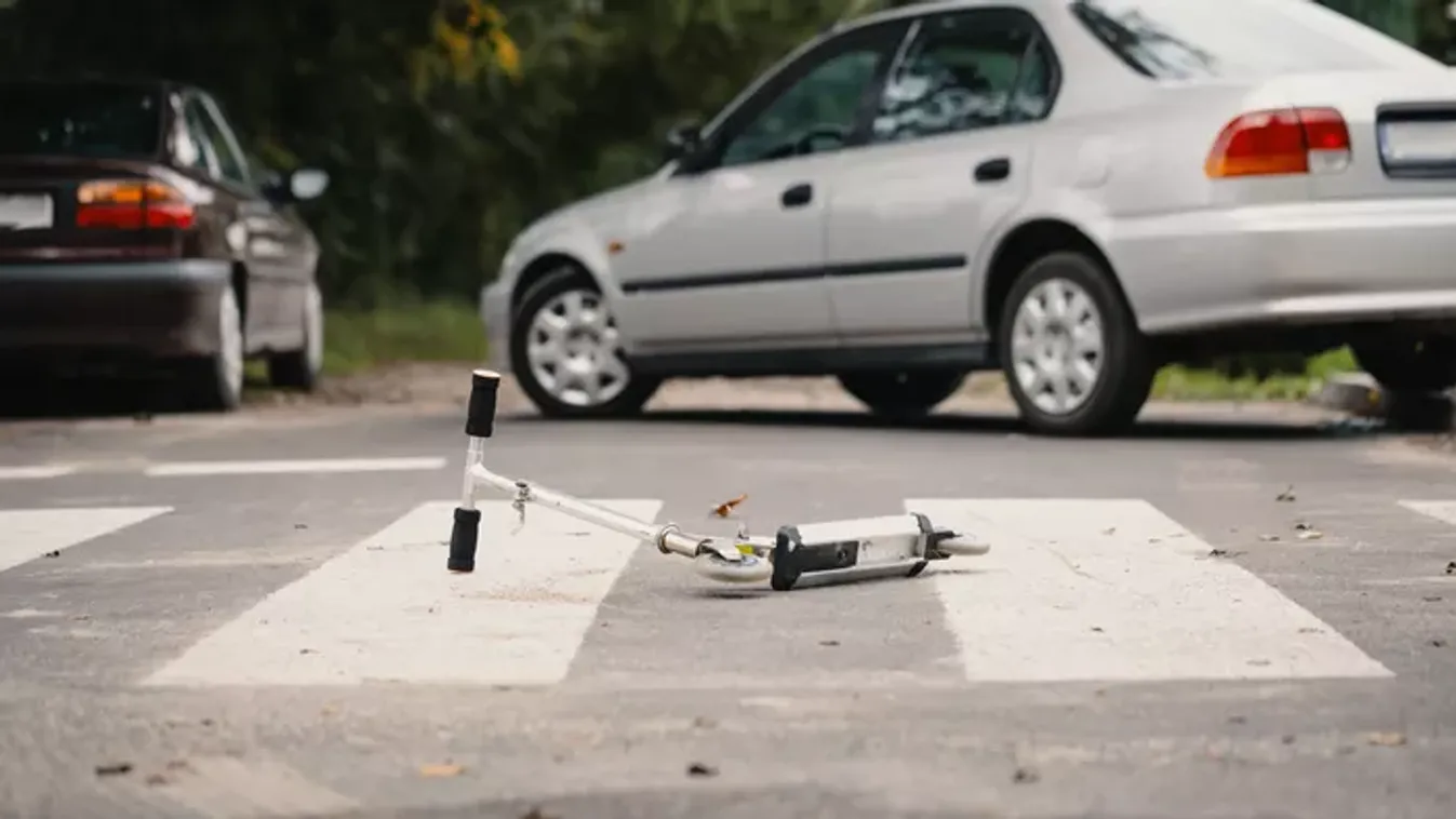 Elképesztő jelenetek: Hatalmasat esett a rolleres, sisak mentette meg a budaörsi fiatal életét - Videó