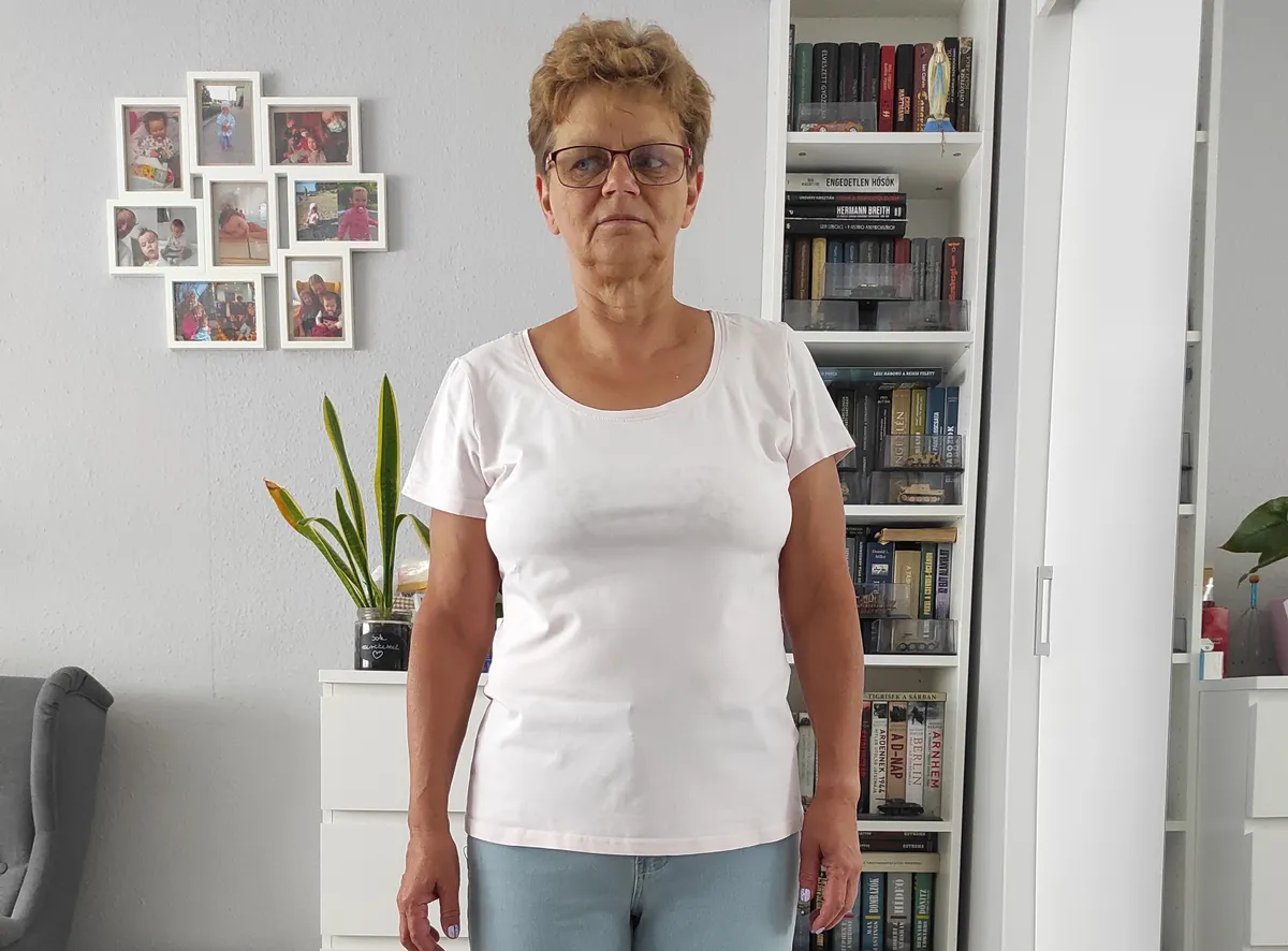 Tanka Jánosné Andrea fogyókúra után a nappali szobájában