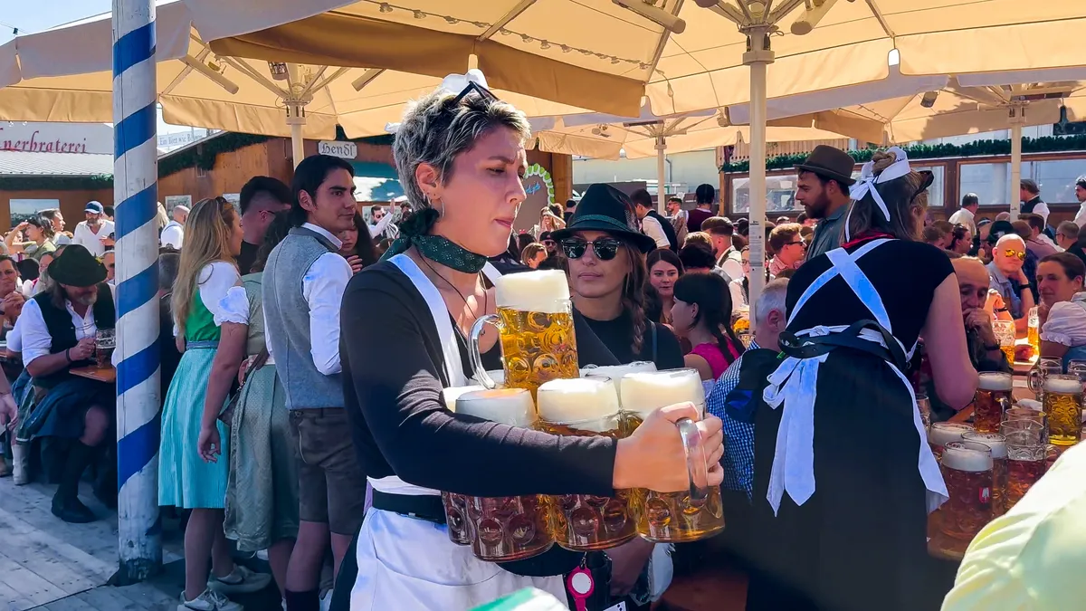 söröskorsókat cipelő felszolgáló az Oktoberfesten