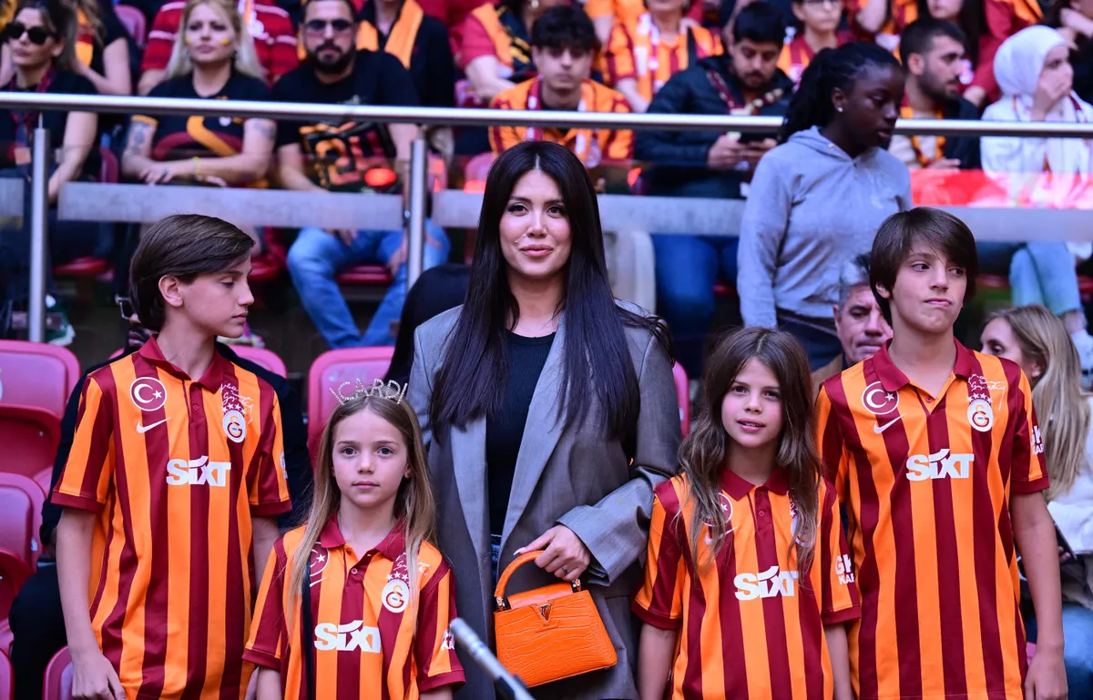 Wanda Nara és öt gyermekéből négy (mellette az Icarditól született kislányok), tavaly a Galatasaray bajnoki fiesztáján