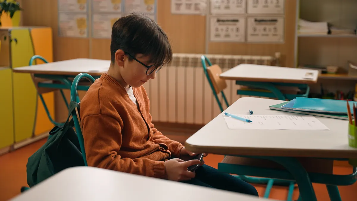 okoseszköz, telefonozó diák, telefonozó kisfiú