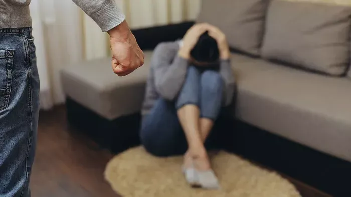 Ragasztószalaggal kötözte meg barátnőjét, majd ezt tette