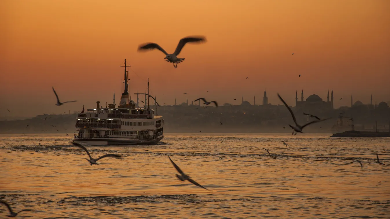 Isztambul legfontosabb vízi verőere a Boszporusz, melyen ma is kompok százai szállítják a helyieket és a turistákat