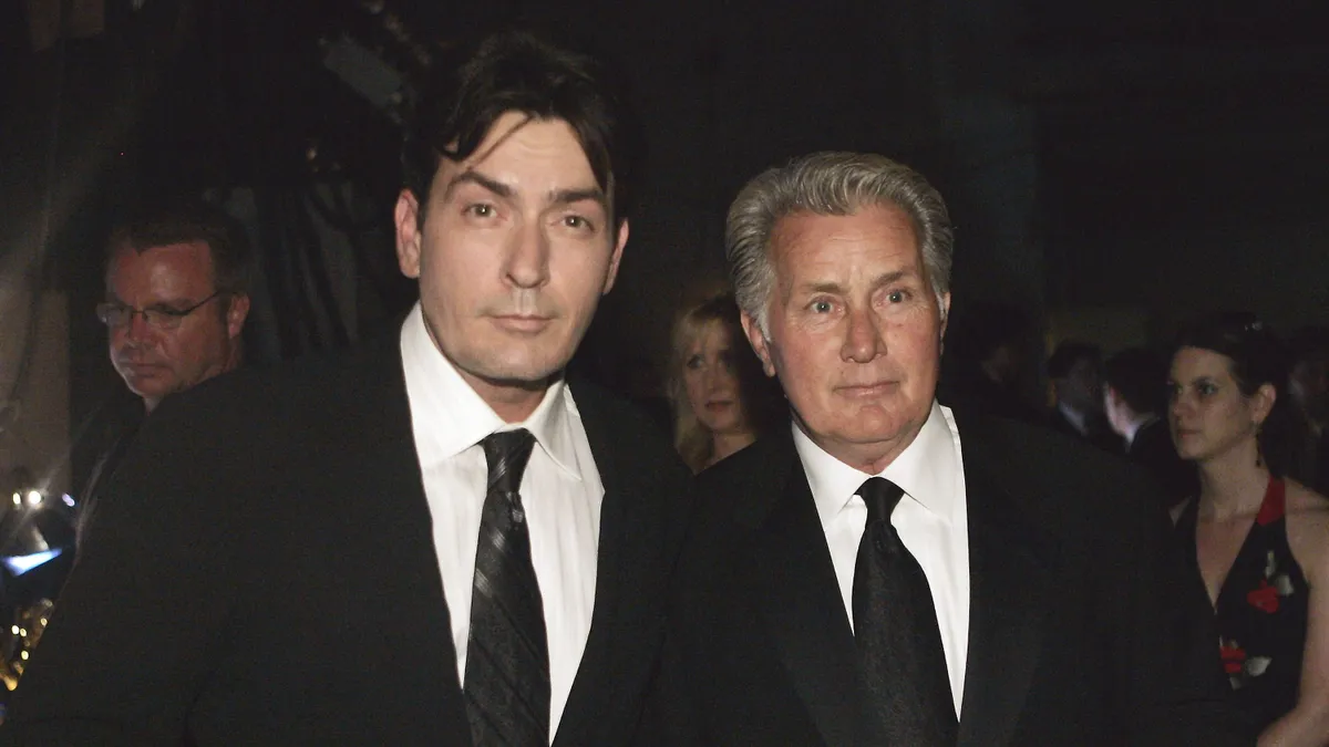 Charlie Sheen épp apját, Martin Sheen-t kísérte el egy filmforgatásra, ahol O.J. Simpson legyőzte őt pingpongban