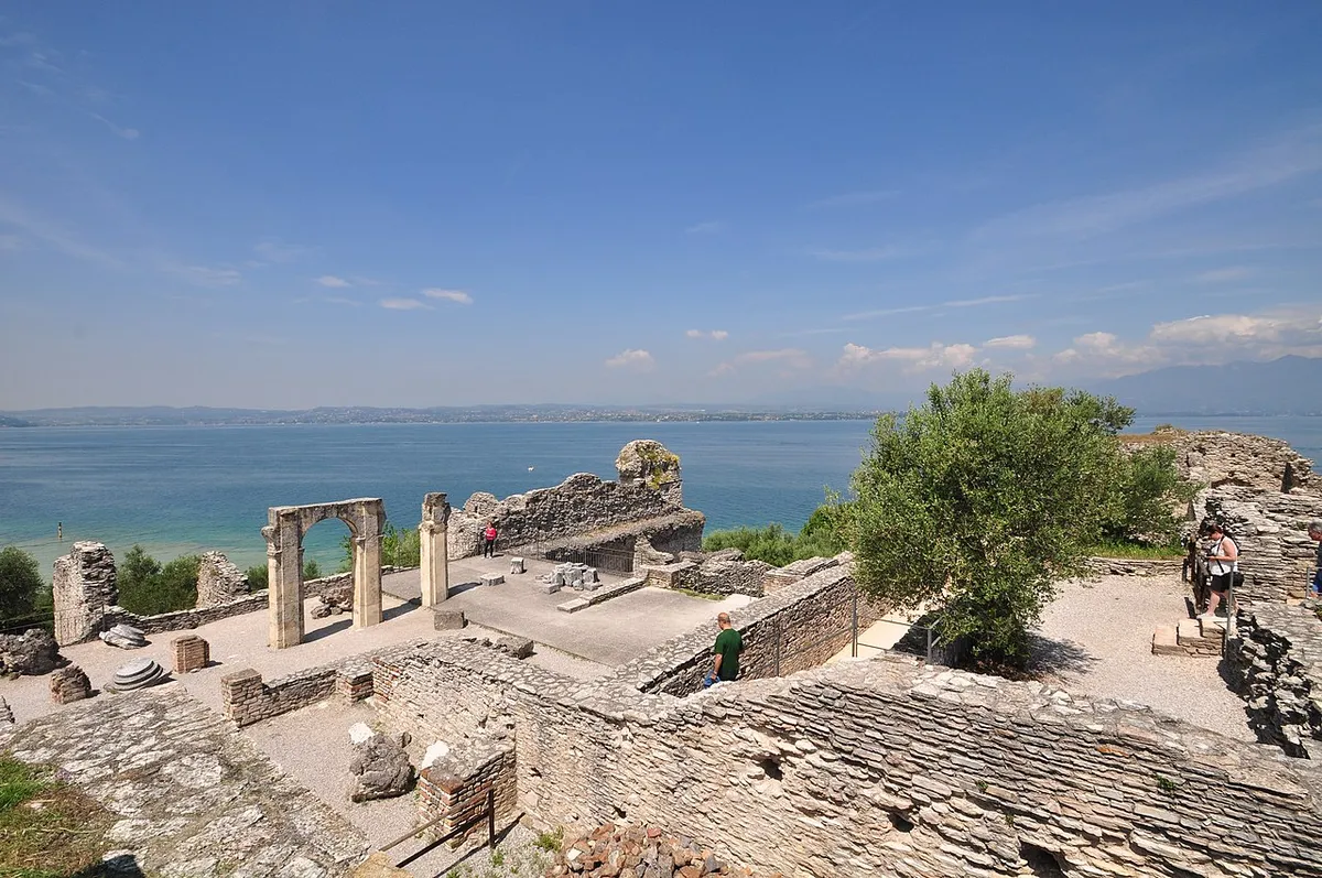 A Garda-tóba benyúló Sirmio-félszigeten fekvő Catullus grották romjai
