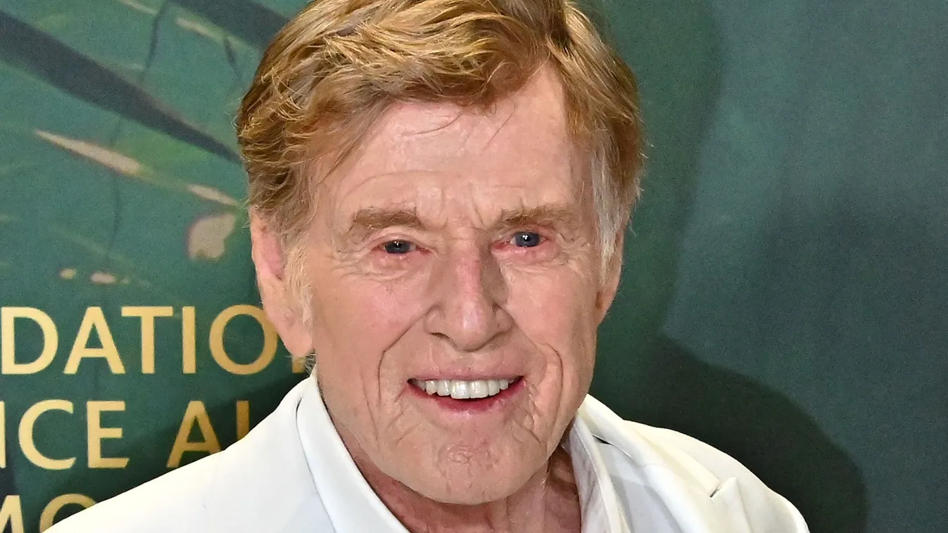 Robert Redford fehér öltönyben