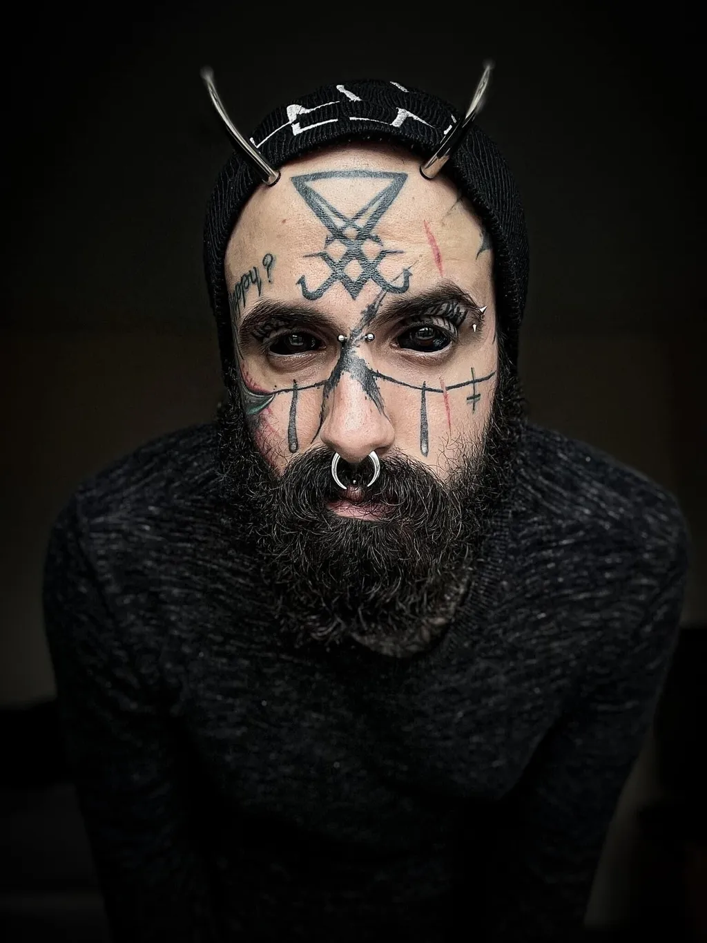 testmódosítás, szemtetoválás, piercing, szarvpiercing, tetkó, tetoválás