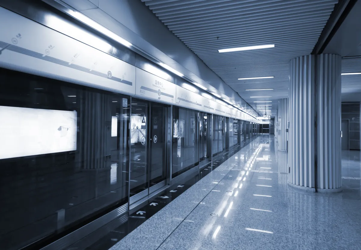 Órákra a metróban ragadtak az utasok