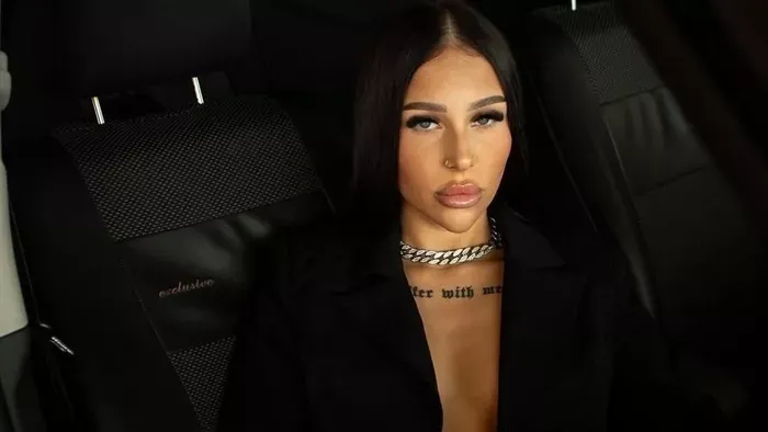 A Kísértésben Glória "visszahúzódó lány", a való életben viszont merész OnlyFans-modell