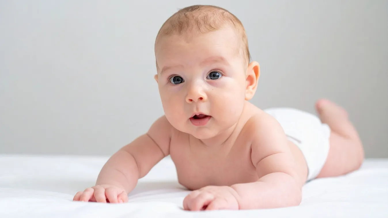 Nem fordul át, nem kúszik, csak egy irányba néz a baba? Ezt javasolja a konduktor!