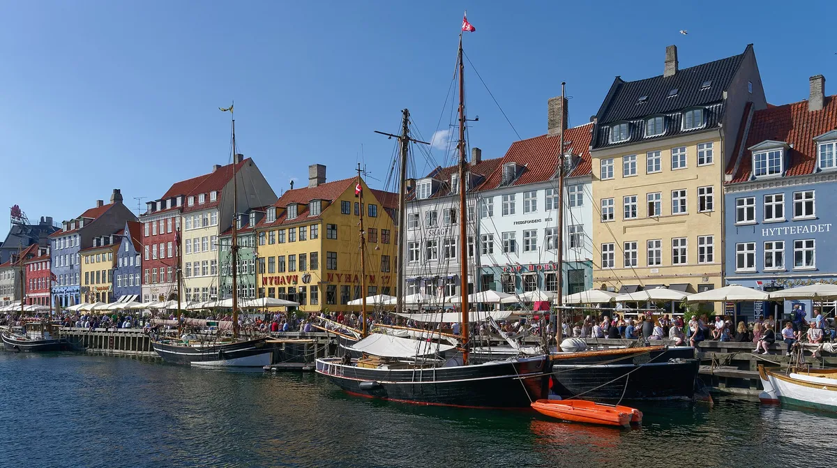 Őszi városlátogatások egyik tökéletes úti célja Koppenhága, illetve kikötője, Nyhavn