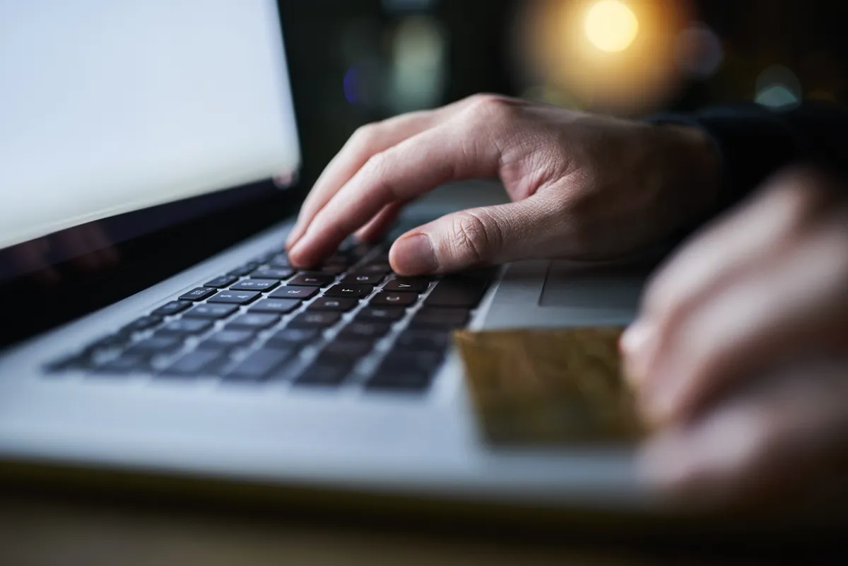banki csalás, online csalás, számítógép, bankkártya