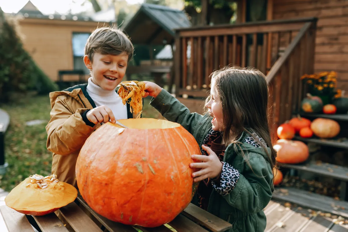 HHalloweentököt készítő nő a gyerekével