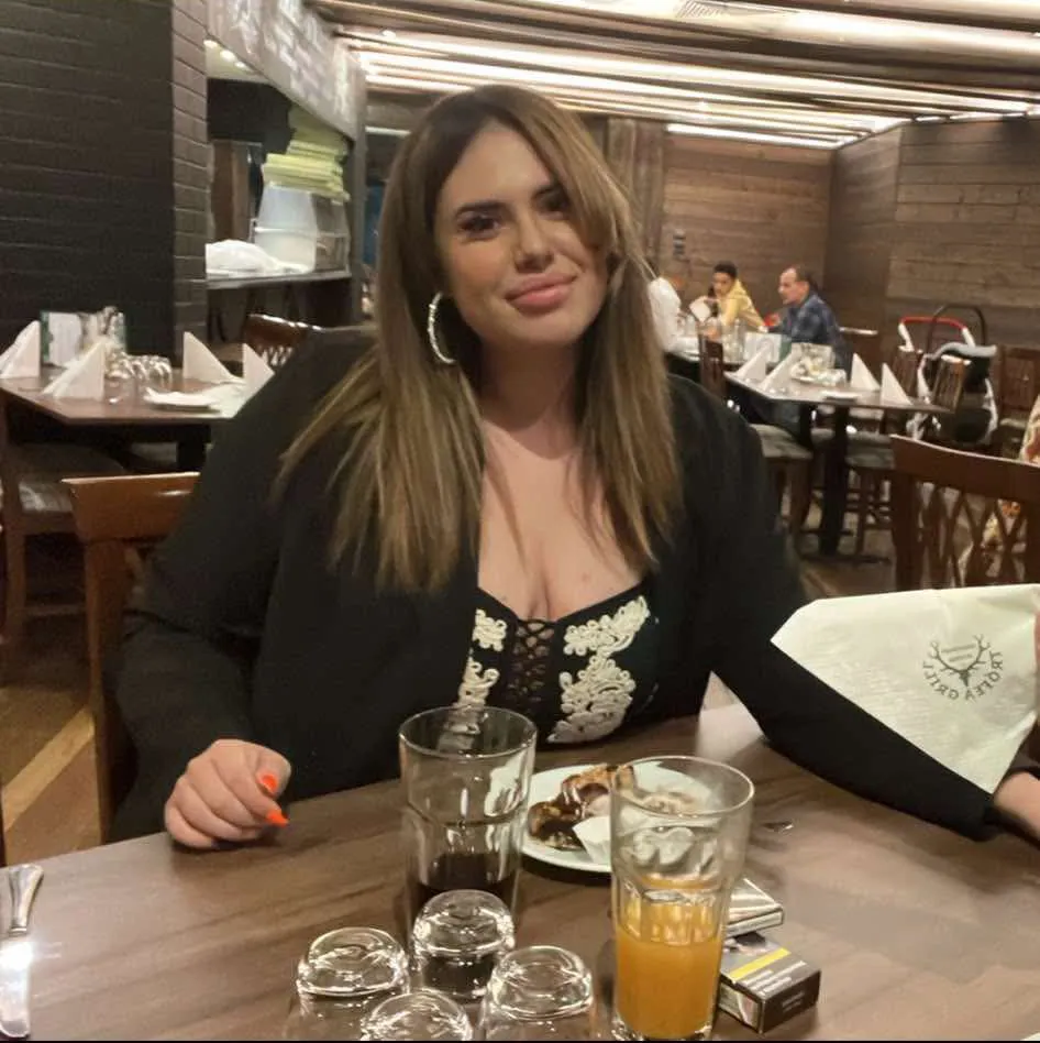 A 27 éves Kossela Kitti egy étteremben, fogyás előtt