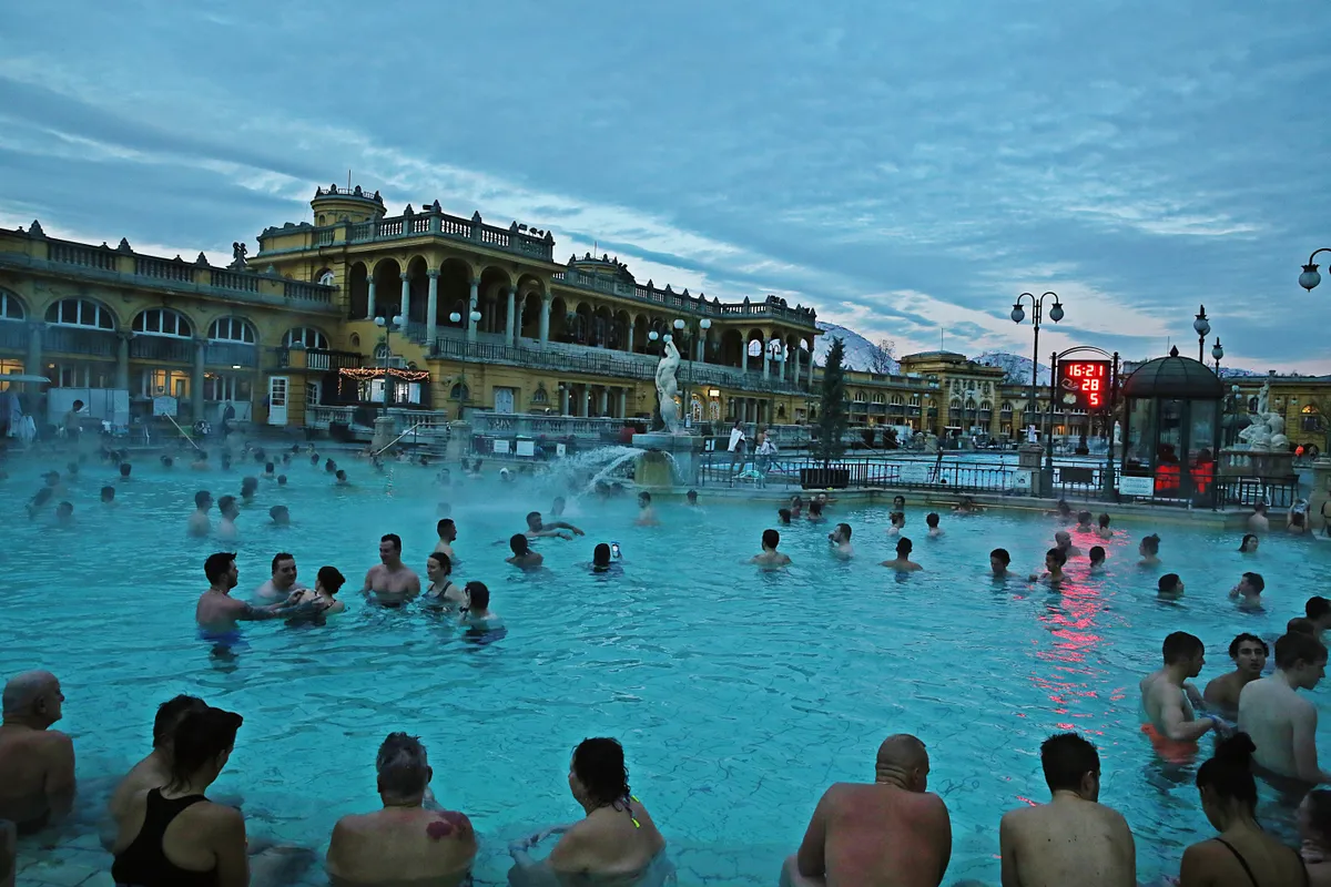 Emberek a Széchenyi Gyógyfürdőben, a leghíresebb budapesti gyógyfürdőben
