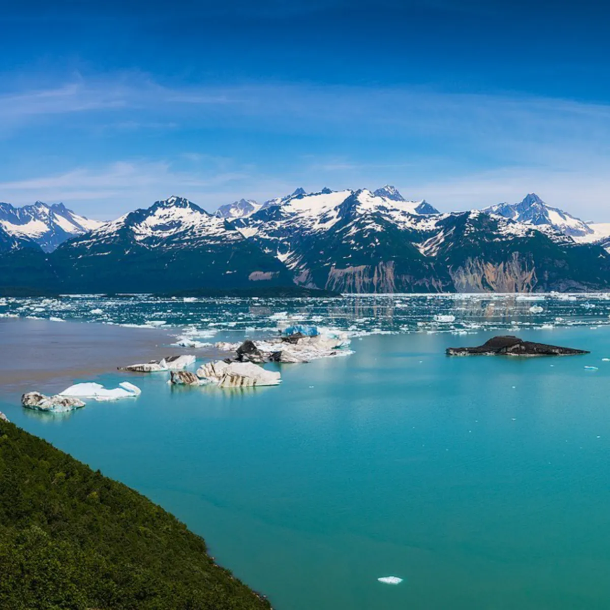 Sziget körül úszkáló jégdarabok egy tóban