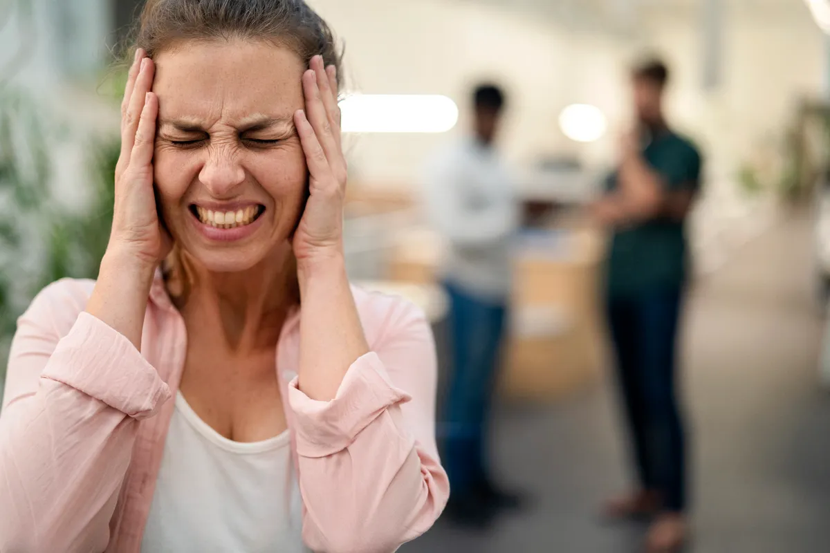Fejfájással küzdő stresszes nő