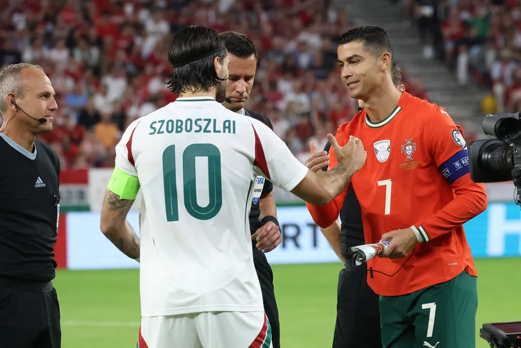 Cristiano Ronaldo és Szoboszlai Dominik kézfogása a magyar-portugál meccs előtt.