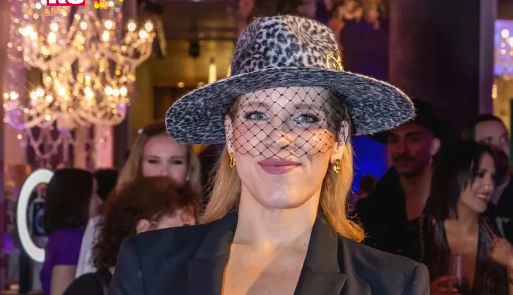 Tóth Vera annyira izgatottan készül az ünnepekre és a koncertjére, hogy még a zenekarának tagjait is elvitte egyet karácsonyi vásározni.