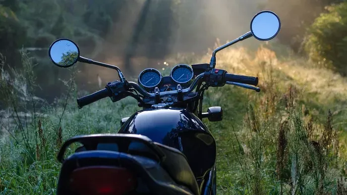 Autós tarolta le a motorost a budapesti zebránál - Videó!