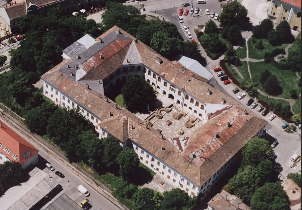 szekszárdi vármegyeháza a bencés apátság romjaival