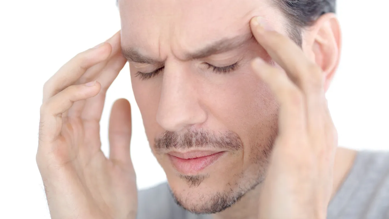 Fejfájással küzdő férfi a fejét fogja