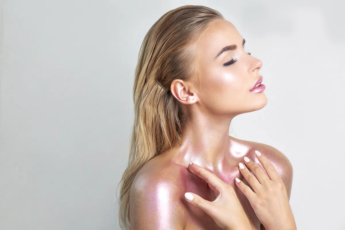 Vízöntő nő, csillogó testsminkben