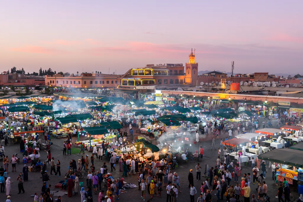 A marokkói Marrakech főtere, a Jemaa el-Fnaa a világ egyik legközismertebb piaca, amelynek magja a XII. század óta piacként működik,és amelyet az UNESCO az emberiség szóbeli és szellemi örökségének remekműveként tart számon.