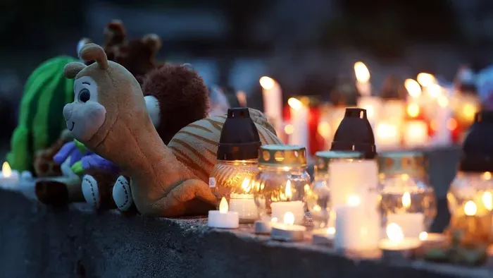 Pszichológus: így dolgozza fel húga halálát a miskei kisfiú