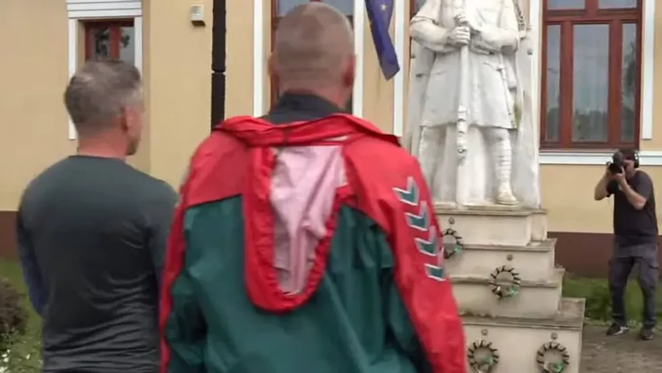 Magyar Péter mellett állva dudorodott Ruszin-Szendi ruhája, ekkor is viselhette a fegyverét!