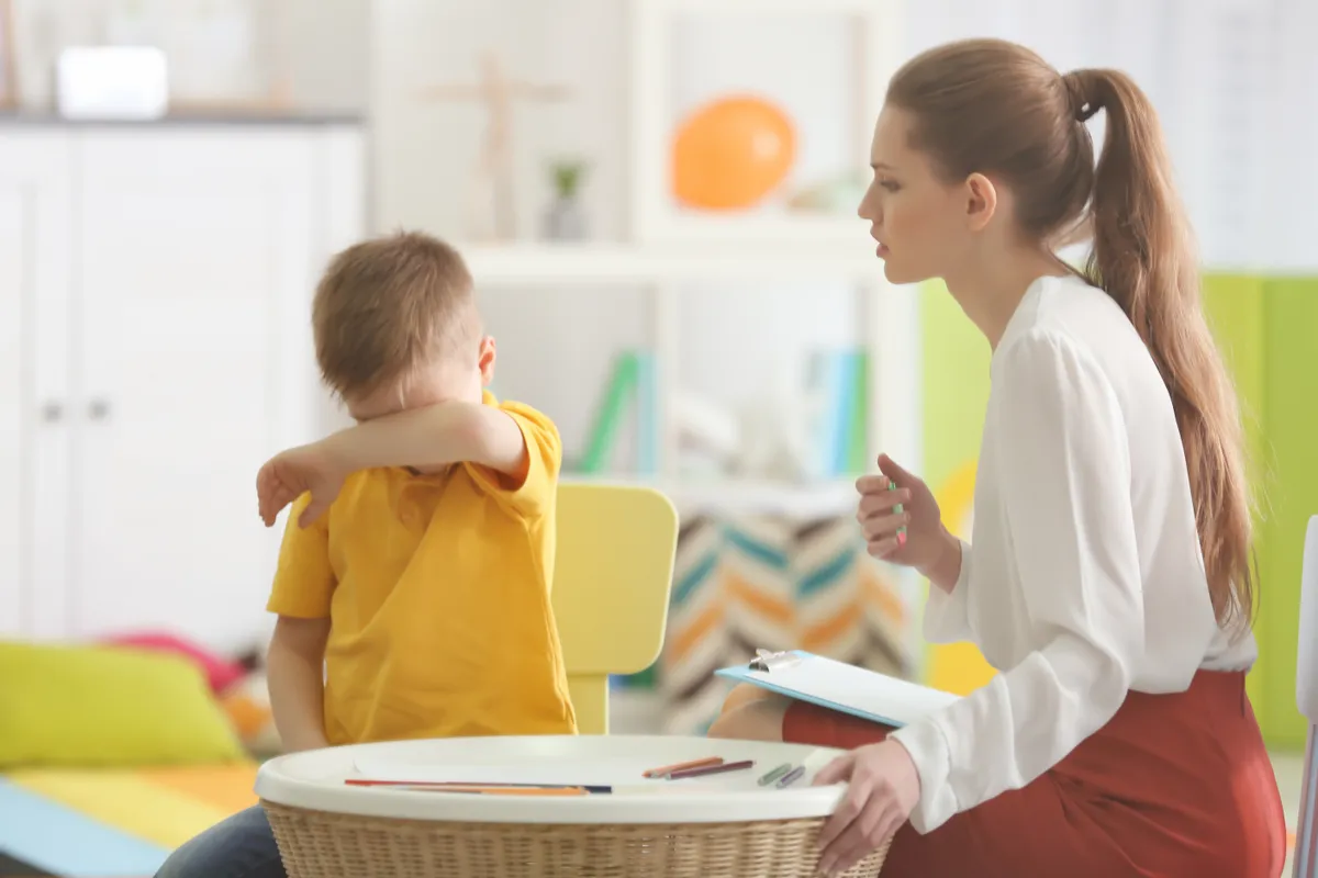 Pszichológus beszél egy kisfiúval egy társa elvesztéséről