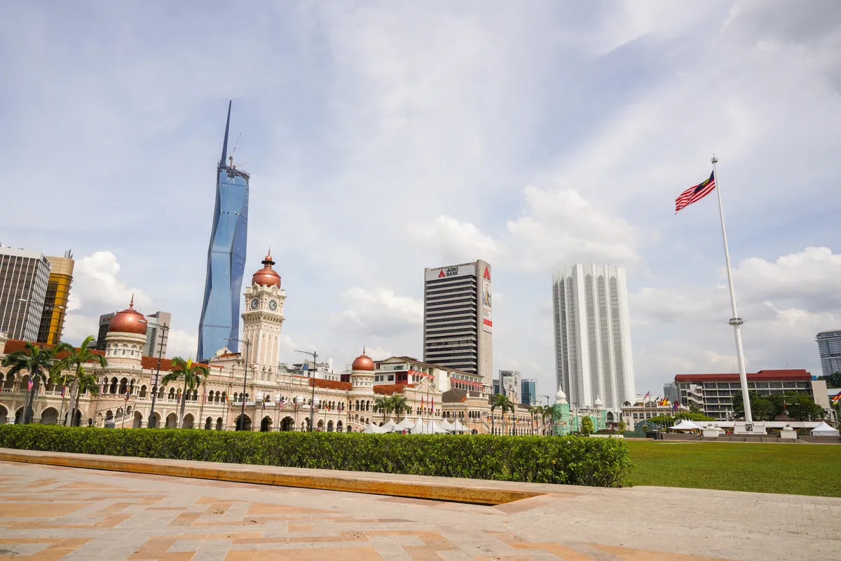 Ázsia Expressz, Kuala Lumpur látnivalói a Merdeka térrel, a Sultan Abdul Samad palotával és a Merdeka-toronnyal.