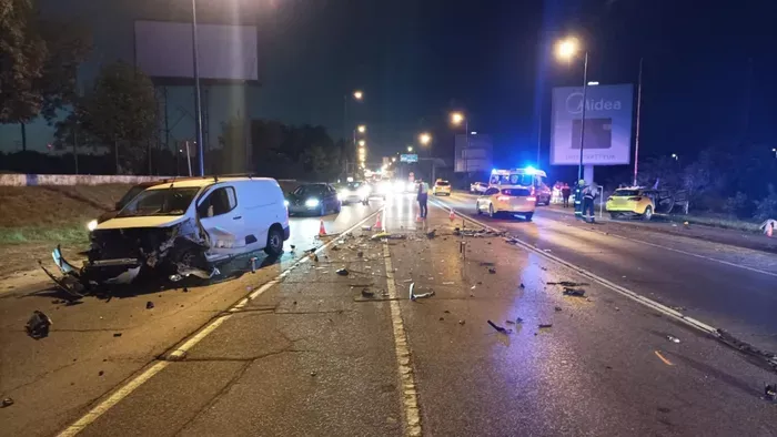 Durva baleset Ferihegynél: taxi, Tesla és furgon ütközött