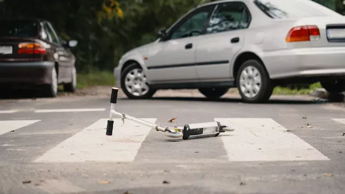Elképesztő jelenetek: Hatalmasat esett a rolleres - Videó