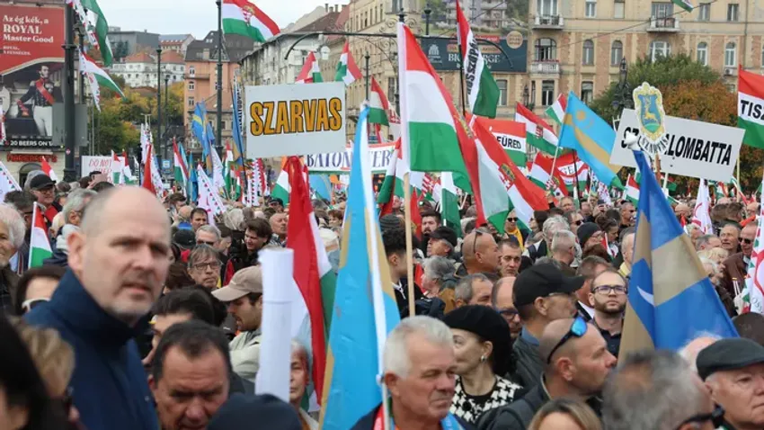 Így várja a tömeg a Békemenet indulását