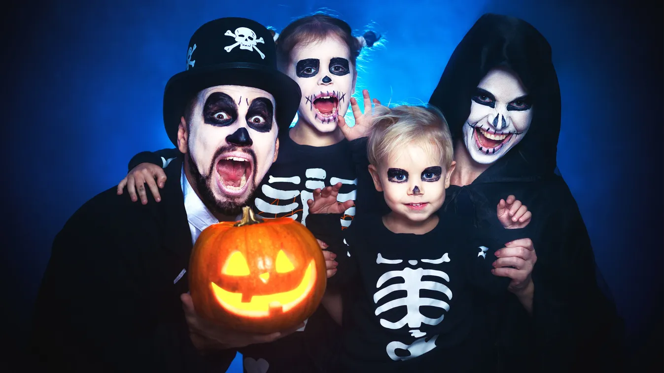 Család halloweeni jelmezben az őszi szünetben