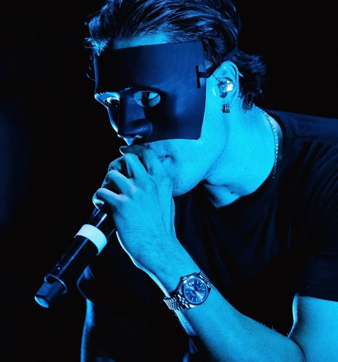 T. Danny maszkban