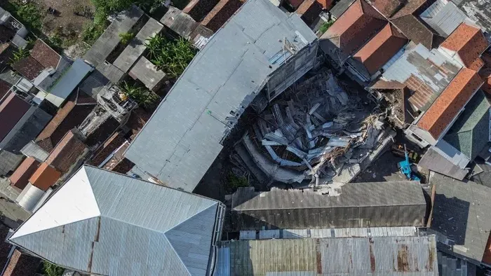 Összedőlt egy iskola: 14 halott, 50 diákot még keresnek