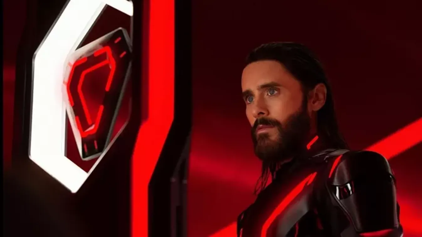 Jared Leto már megint elbaltázta! Az év legjobban várt sci-fijét is sikerült tönkretennie: ilyen lett a Tron: Ares