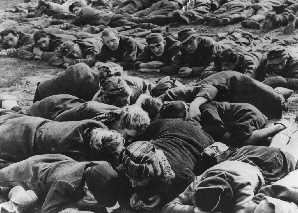1945. március 24.: német katonák és civilek hasalnak a földön, hogy fedezéket találjanak, miután tüzérségi találat érte a tanyát, ahol tartózkodtak.