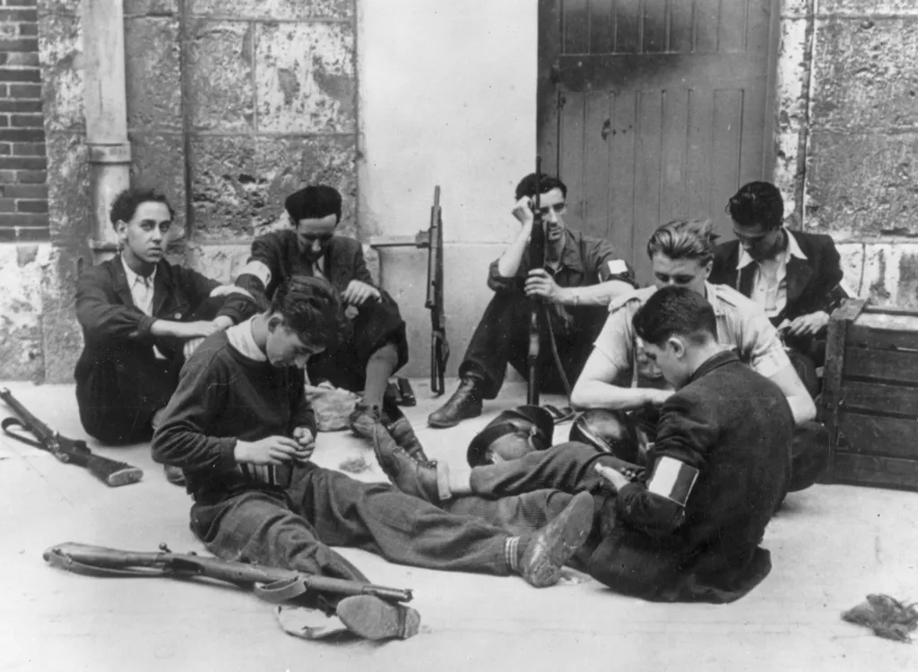 A Szabad Francia Hadsereg katonái Chartres elfoglalása után, Franciaország északi-középső részén
