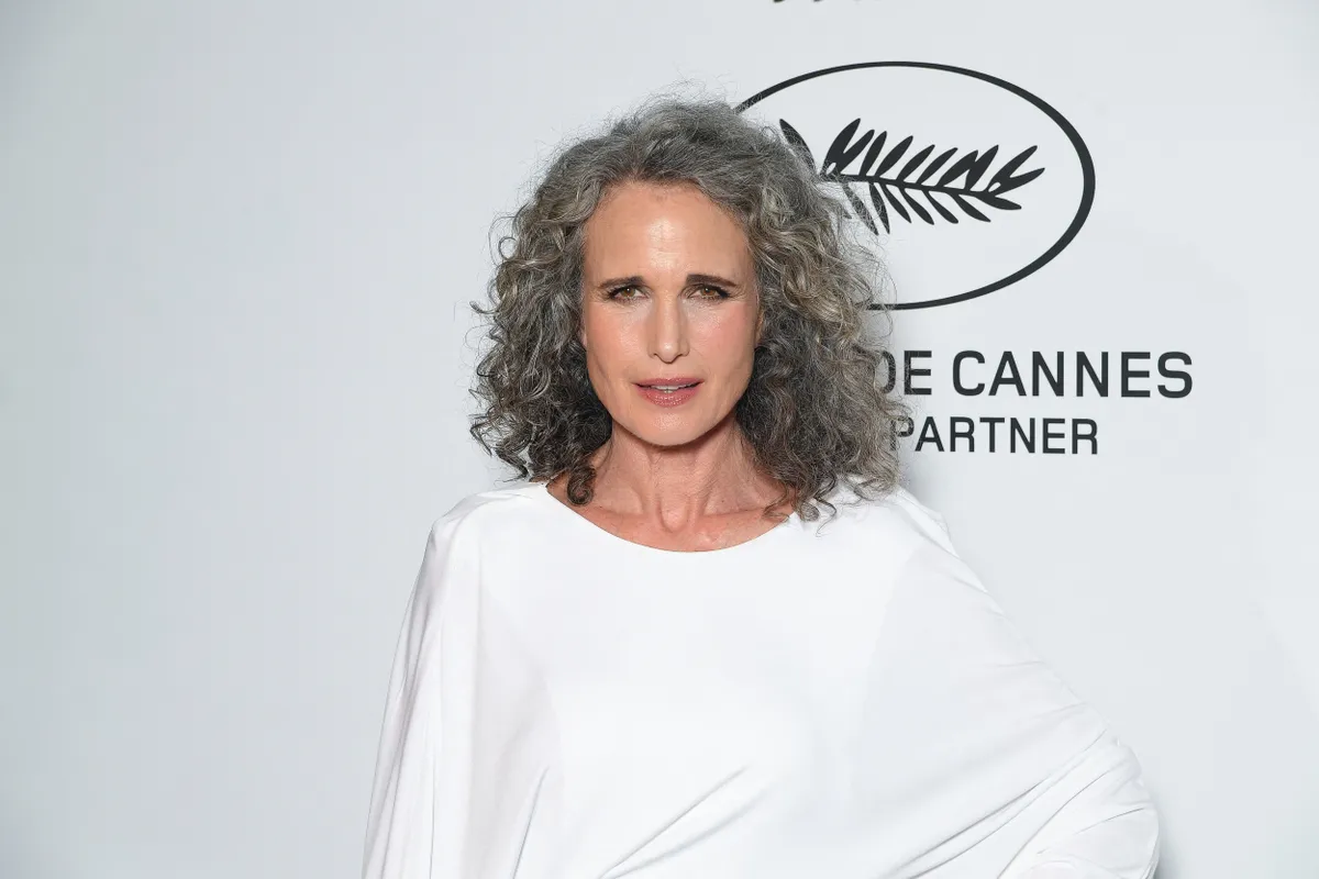 Andie MacDowell ősz hajjal